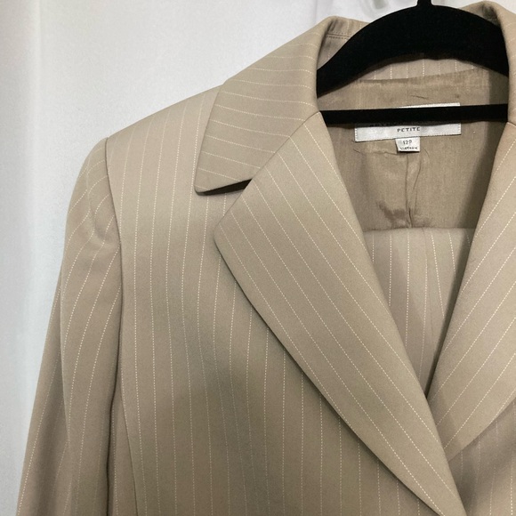 TAHARI 2PC Beige Pinstripe Pantsuit 12P EUC - Picture 3 of 10